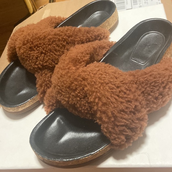 COPY - Chloe Shearling Sandals Slippers Size 40 - Picture 5 of 5